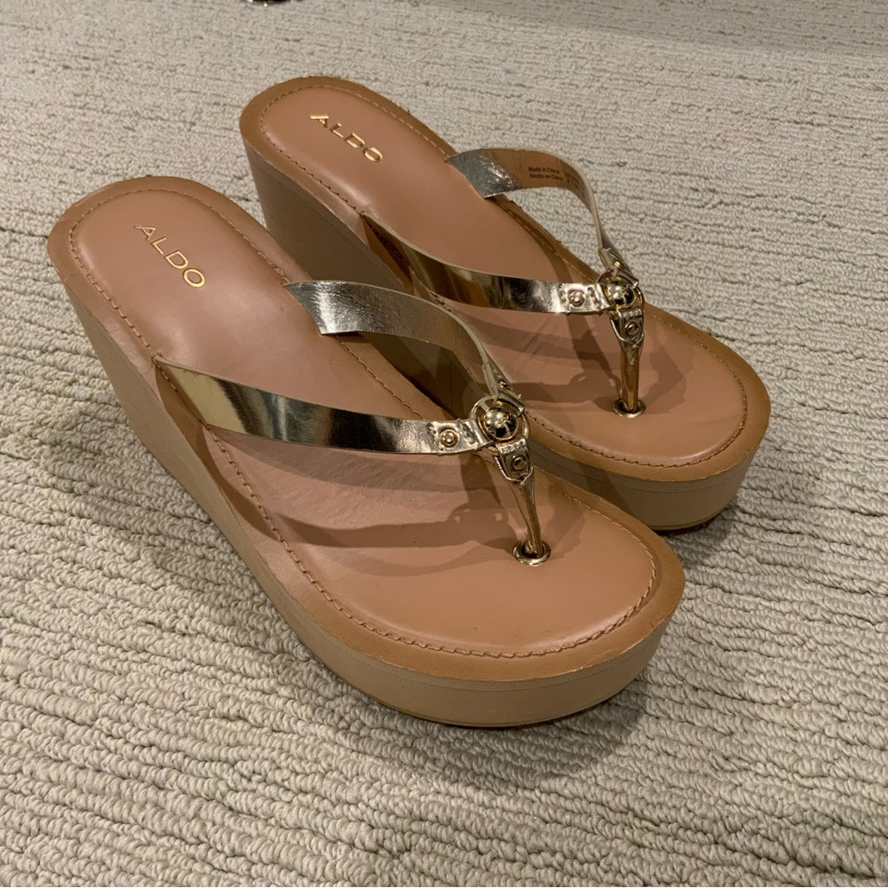 NEW Aldo Gold Wedge Sandals/Flip Flops - Gold Metal Detail - Sz 8/39